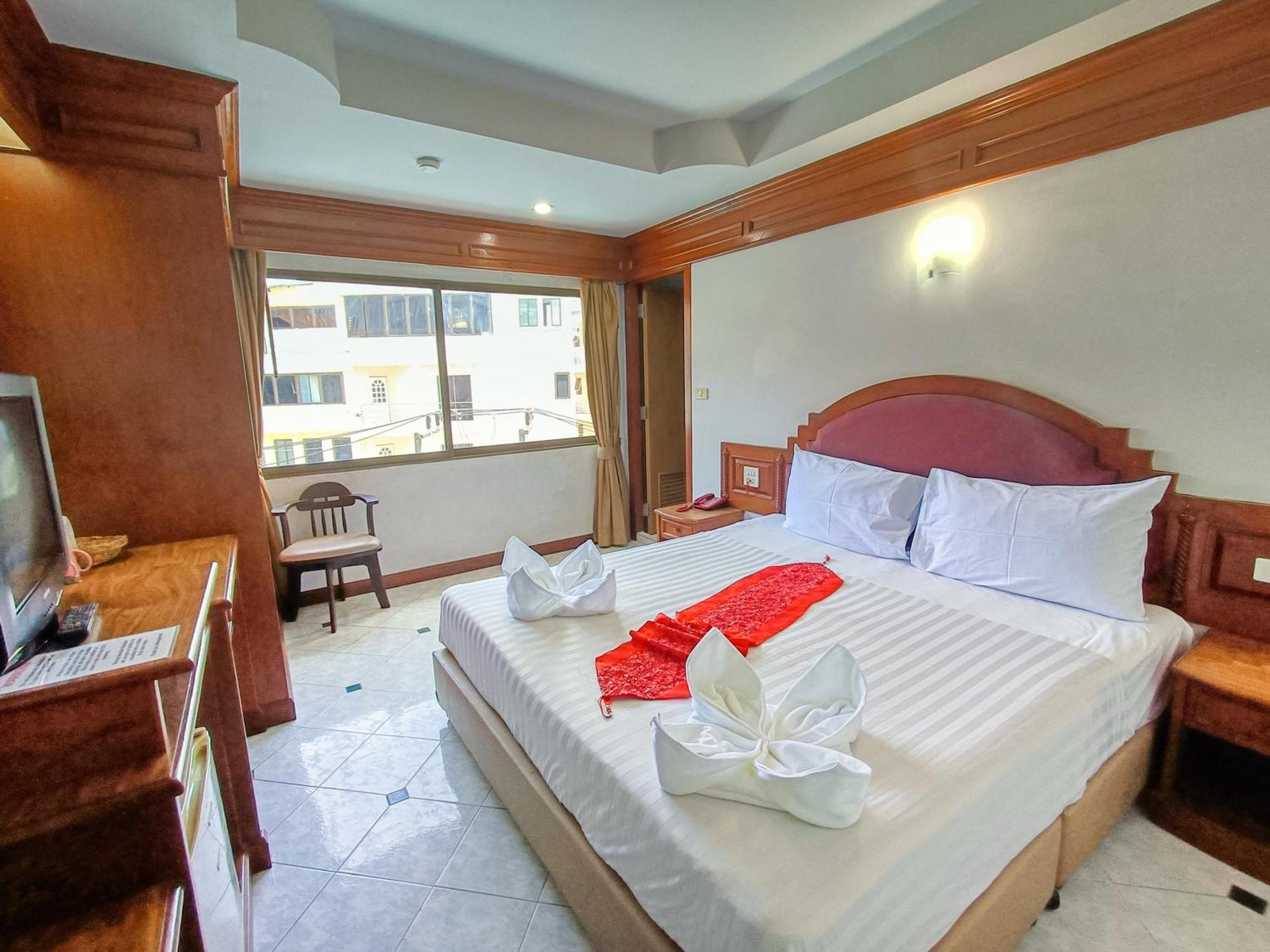 Black Pearl Patong Beachfront Bagian luar foto